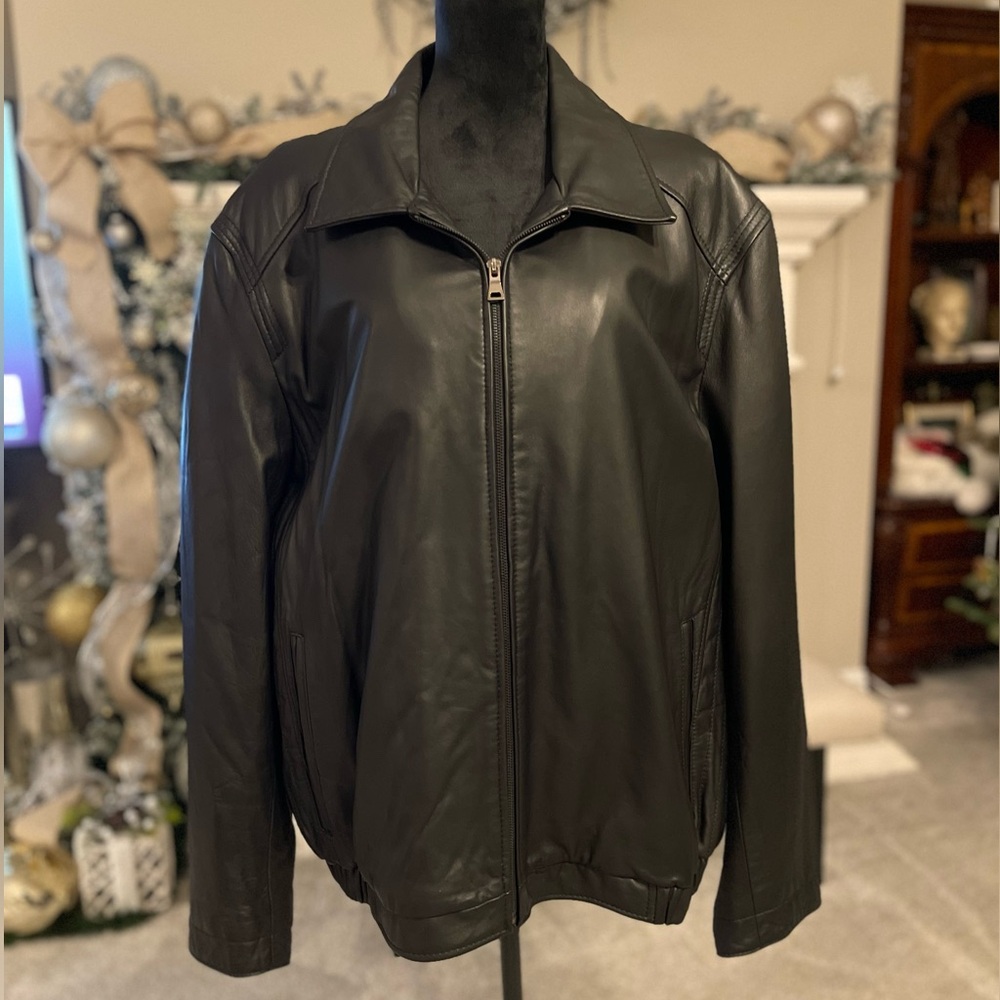 Men's Sleek Black Leather Bomber Jacket